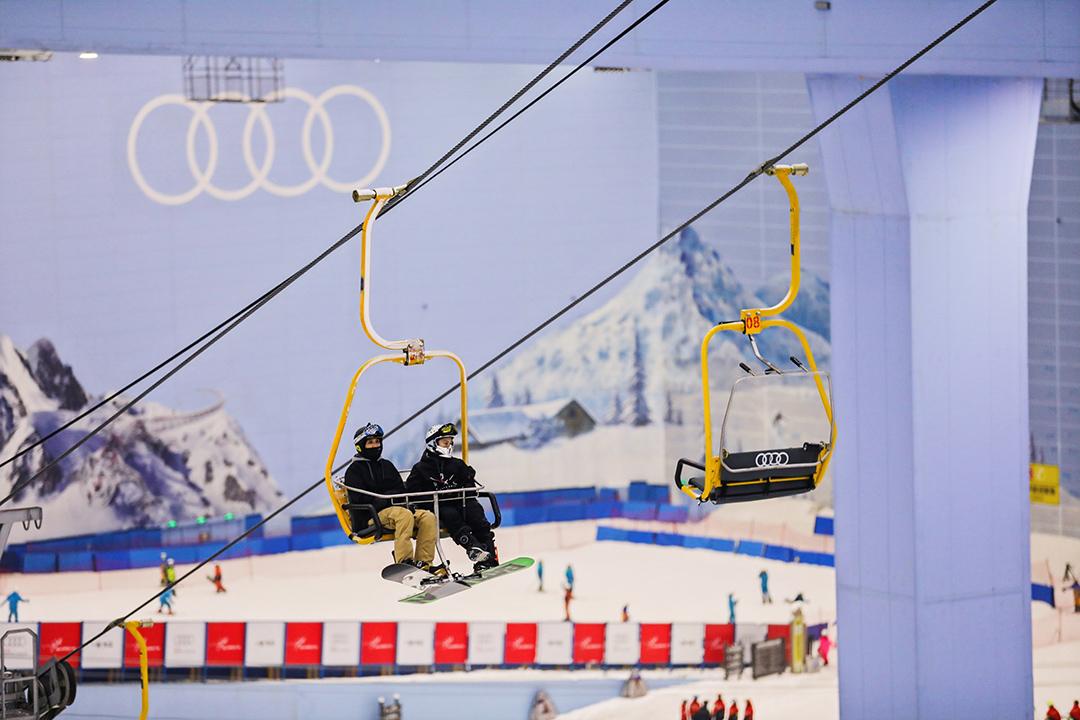 作為華南地區最大的室內滑雪場，廣州融創雪世界的雪場落差為66米，有高中初級雪道共5條，並設有纜車1條。