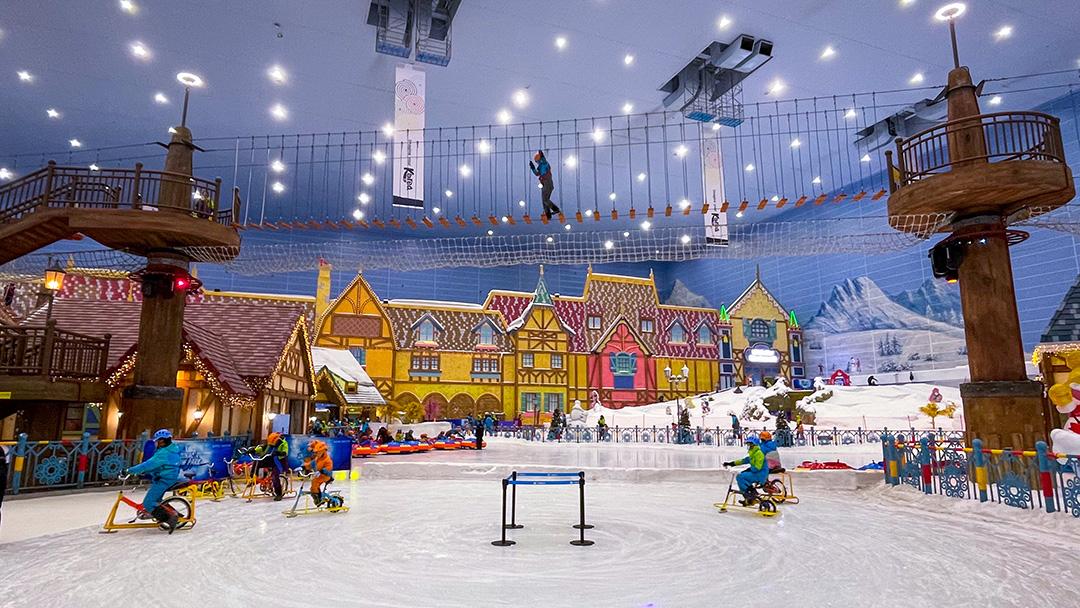 在廣州融創雪世界滑雪項目的娛雪區，不斷有豐富的玩法推出。