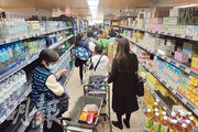 政府統計處昨公布，1月零售業總銷貨價值按年升4.1%，其中超級市場按年轉跌為升，增幅達10.5%。圖為灣仔超市內顧客排隊準備結帳。（中新社）