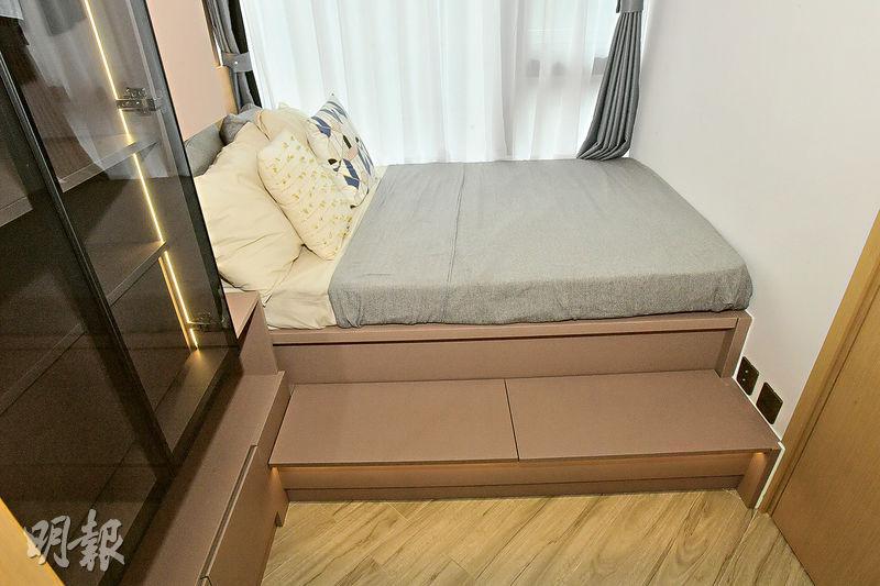 睡牀下訂造一組地櫃，增加收納空間。
