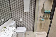 單位浴室設有淋浴間，牆用上特色磁磚鋪砌。