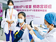瑞科主力研發HPV疫苗，在內地市場嚴重供不應求。圖為海南省適齡女生正在接種HPV疫苗。（中新社）