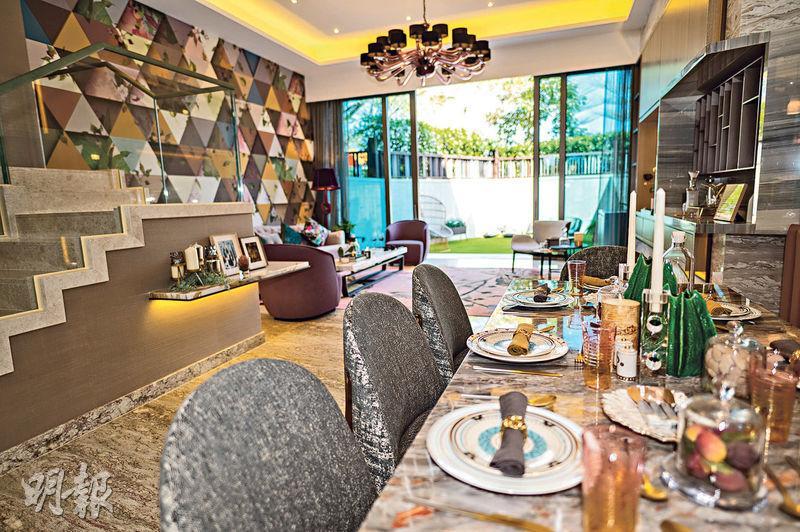 設計師在飯廳放置一張7至8人的西式長形飯桌；客廳外連花園，設計師特地將客廳設計加上花草元素，與花園互相呼應。