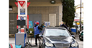俄烏戰事糾纏逾一個月，國際油價持續高企，陸續影響民生。當中意大利的汽油價每升已升破2歐元大關，並且持續上漲。圖為人們駕車至意大利首都羅馬加油站，為汽車入油。（新華社）