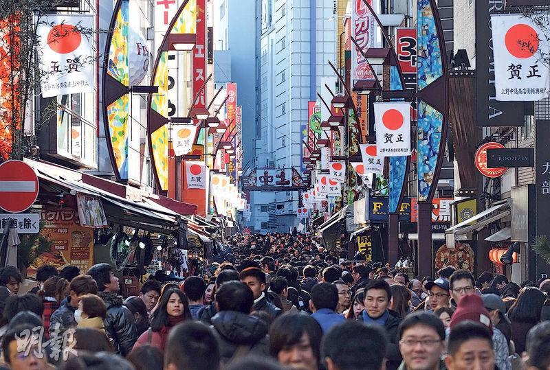日本通脹可能在4月上升，首相和財務省對日圓大幅走軟感不安，然而負責利率政策日本央行鴿派取態依然堅定，促成近期日圓疲軟走勢。圖為東京街頭。