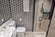 單位浴室設有淋浴間，牆身用上特色磁磚鋪砌。（劉焌陶攝）