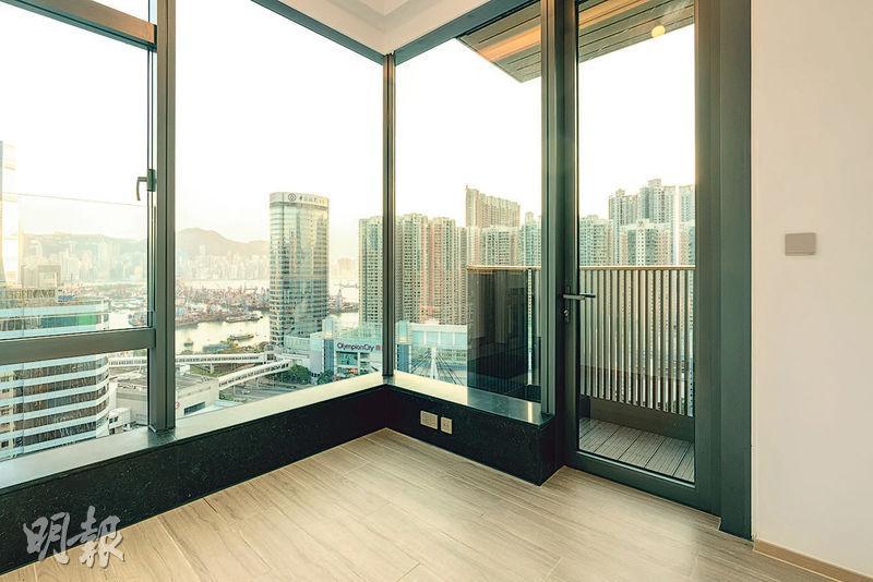 示範單位為高層兩房戶，主人房設有曲尺大窗，外連16方呎工作平台，戶主可飽覽西九龍及維港景色。