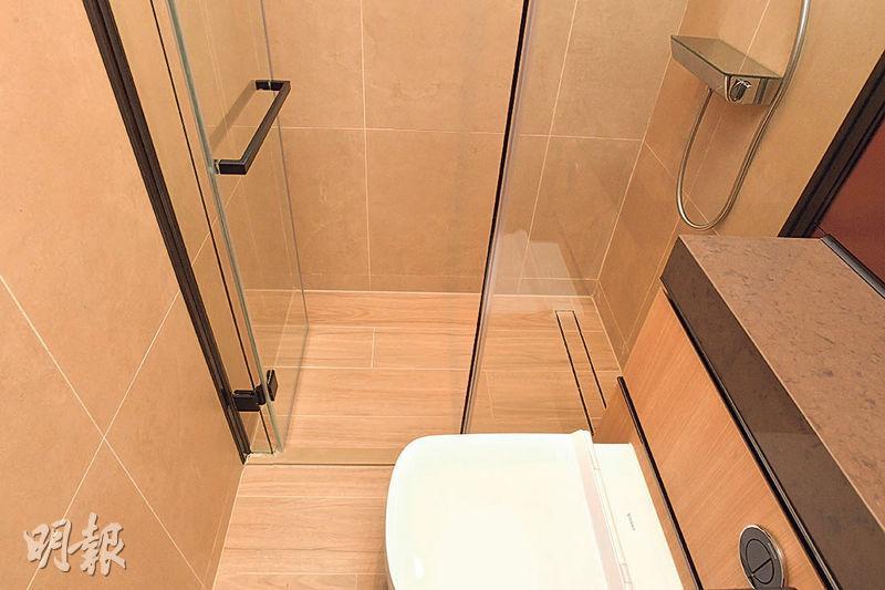 浴室位於廚房旁，採灰白色牆身及木紋地板，設有淋浴間。