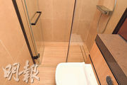 浴室位於廚房旁，採灰白色牆身及木紋地板，設有淋浴間。