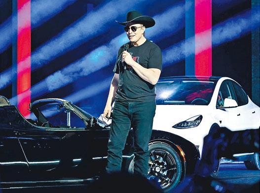 Tesla在美國得州投資11億美元建造的Giga Texas超級工廠開幕，行政總裁馬斯克（圖）主持新車交付儀式，他形容這超級工廠是全球最先進的車廠。（法新社）