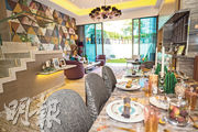 設計師在飯廳放置一張7至8人的西式長形飯桌；客廳外連花園，設計師特地將客廳加上花草元素，與花園互相呼應。（林靄怡攝）
