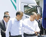 國務院總理李克強（左）連日出席活動，新華社昨日報道他在江西考察，其間由吉利董事長李書福（右）陪同參觀吉利新能源商用車公司。