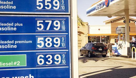 汽油價格高企，美國政府想盡辦法拓其他燃料供應。圖為洛杉磯一個油站。