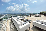 1座7樓A室頂層連天台，可俯瞰全九龍市區景。
