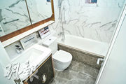 浴室設有浴缸，牆身選用灰白色雲石紋。