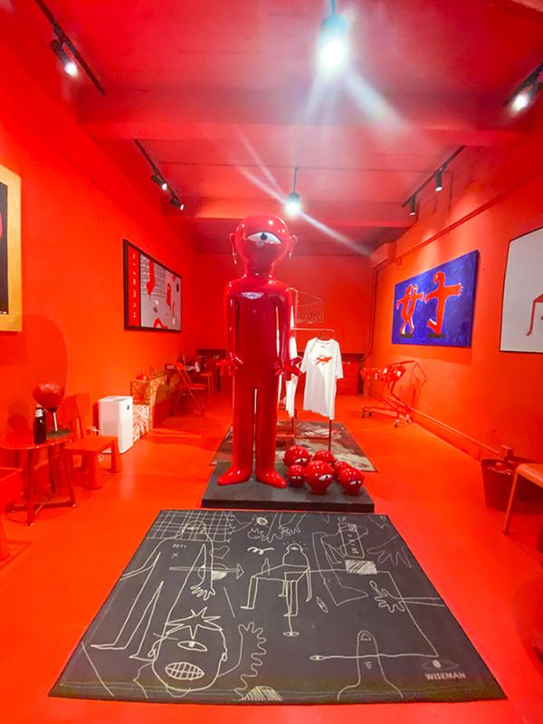 進入「WISEMAN'S ROOM」，滿眼都是紅色，有雕像、手推車、拳擊手套、椅子、壁畫等等。