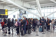英國成為全球首個取消所有新冠防疫旅行限制的國家後，當地航班數量激增。圖為復活節假期前夕英國希斯路機場登機櫃位出現人龍。（路透社）