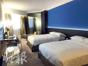 買家會在剛完成裝修的香港太子酒店房間簽訂臨時買賣合約，房內設電視，將全程直播賣樓資訊。