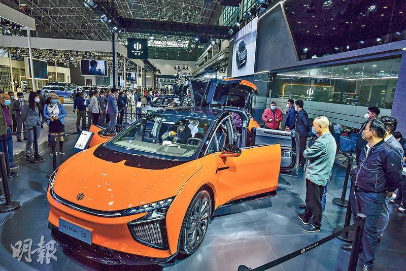 富達認為，鋰、鈷等價格飈升，令電動車的價格升2萬元人民幣。圖為早前舉行的新能源汽車展。（資料圖片）