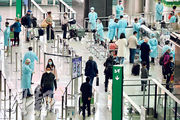 香港在「亞洲旅遊準備指數」敬陪末席，主要原因是回港後的檢疫政策不利港人外遊。圖為香港解除9國禁飛安排的首日，海外返港人士在香港國際機場登記。（資料圖片）
