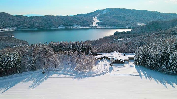 白馬第一期滑雪溫泉住宅項目《Hakuba Grand》的門外就是雪山Ski-In、Ski-Out。