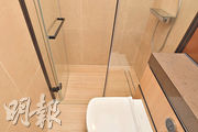 浴室位於廚房旁，採灰白色牆身及木紋地板。（劉焌陶攝）