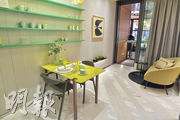 2座23樓C室：1房示範單位實用320方呎，室內設計用色大膽，以綠、黃配搭，增添活潑感。