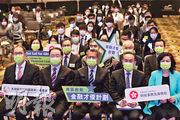 財政司長陳茂波（前排中）、財經事務及庫務局長許正宇（前排右二）去年出席「灣區啟航-金融才俊計劃」啟動儀式。（資料圖片）