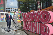 新地副董事總經理雷霆（左）表示，屯門NOVO LAND提供逾4500伙，是屯門歷來最大型私宅項目。（鄧宗弘攝）