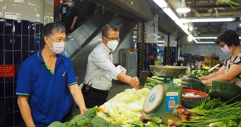 財政司長陳茂波發表網誌指，需要關注通脹升溫的趨勢，其中近期基本食品、外賣價格上漲，推高本地通漲。圖為他近日到長沙灣一間街市和熟食中心。
