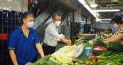 財政司長陳茂波發表網誌指，需要關注通脹升溫的趨勢，其中近期基本食品、外賣價格上漲，推高本地通漲。圖為他近日到長沙灣一間街市和熟食中心。