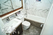 浴室設有浴缸，牆身選用灰白色雲石紋。（馮凱鍵攝）