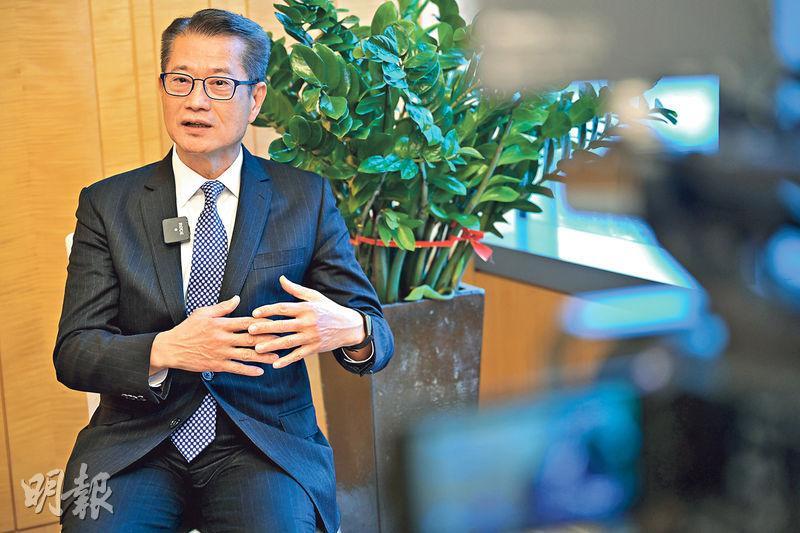 陳茂波表示，正在覆檢本港經濟預測，會於月中公布。