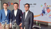 WeLab Bank行政總裁李家達（左）表示，該行可在2024年扭虧，並希望透過GoWealth，至2024年非利息收入佔總收入比例提升至一半。左起為李家達、WeLab Bank事局主席陳家強及顧問李錦榮。（劉焌陶攝）
