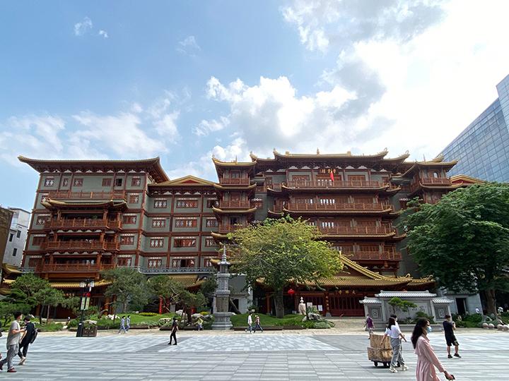 大佛寺這幢古建築藏身北京路高樓大廈中，相當顯眼。