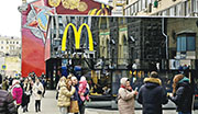 這是麥當勞在俄羅斯首家分店，早於蘇聯時代的1990年1月31日開設，位於莫斯科普希金廣場（Pushkin Square）。現在麥當勞暫停俄羅斯業務，當地人前來拍照留念。（法新社）