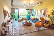 客廳寬敞舒適，用色柔和溫暖，外連43方呎露台。（林靄怡攝）