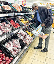 食品和能源價格螺旋式上漲，英國4月CPI按年增長9%，較3月的7%顯著飈升，並為40年來新高。圖為倫敦超市內顧客正在選購食物。（新華社）
