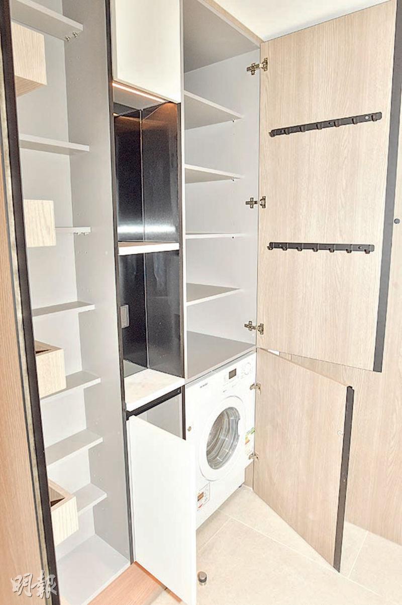 示範單位洗衣機可放置玄關位，以節省空間。