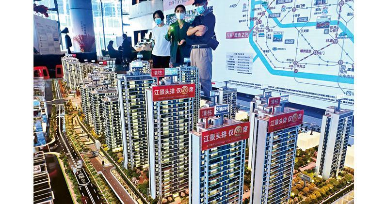 今年首4月中國房地產開發投資跌2.7%，商品房銷售跌29.5%，住房貸款按年少增4022億元人民幣，各項數據遠差過預期，迫使中央近日連番出手救樓市。（中新社）