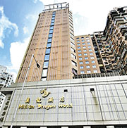 有博彩媒體報道，萬龍酒店會自6月26日後不再經營博彩業務，並由澳娛綜合接手經營至今年底。