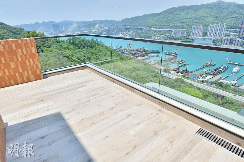 薈藍以坐擁藍巴勒海峽為賣點；今次介紹的頂層1房戶連163方呎天台，可享無遮擋山海景。