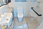 單位採套廁設計，設淋浴間及窗戶。