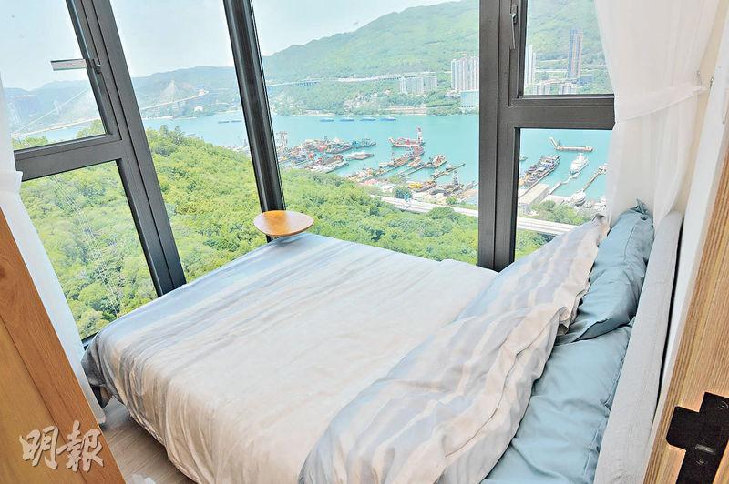 睡房設曲尺落地玻璃窗，景觀遼闊。