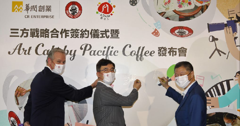 華潤創業副總裁兼首席財務官黎寶聲（中）、Pacific Coffee首席執行官Jonathan Somerville（左一）