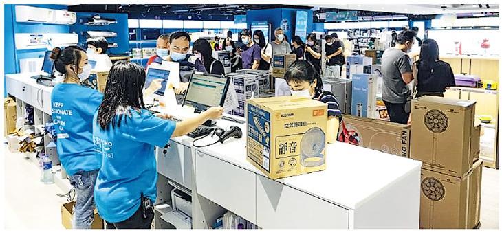 友和9年前成立，是香港第一家線上線下融合的零售電器商，透過網站及兩間分別位於觀塘（圖）及長沙灣的門市，線上線下B2C形式銷售電器。（友和fb圖片）