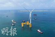 景順固定收益部亞太區ESG投資組合經理林純暉認為，中國一直積極倡導推廣可持續金融及脫碳方面的發展，相關的ESG債券值得留意。圖為廣東湛江羅鬥沙海域正安裝海上風力發電機組。（新華社）