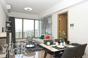 連裝修現樓示範單位客飯廳以灰白色為主調，感覺時尚簡約。（賴俊傑攝）