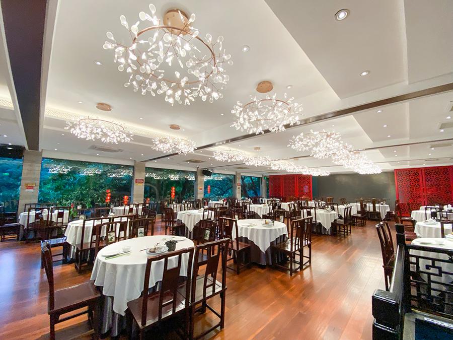 餐廳空間寬敞明亮，溫馨舒適。