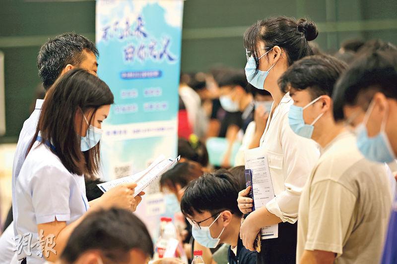 大批學生畢業，國統局公布內地5月青年失業率破紀錄。圖為南京應屆大學畢業生在招聘會上尋找工作。（中新社）